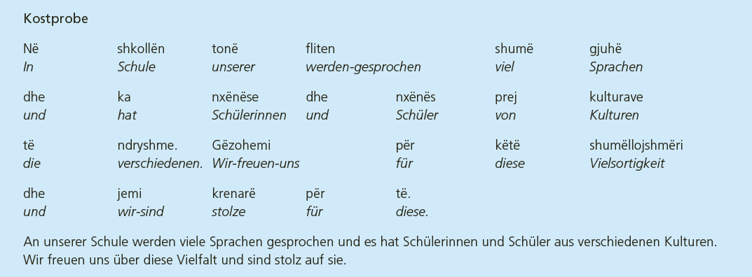 Kostprobe albanische Sprache, bestehend aus den folgenden zwei Sätzen auf Somali: An unserer Schule werden viele Sprachen gesprochen und es hat Schülerinnen und Schüler aus verschiedenen Kulturen. Wir freuen uns über diese Vielfalt und sind stolz auf sie.