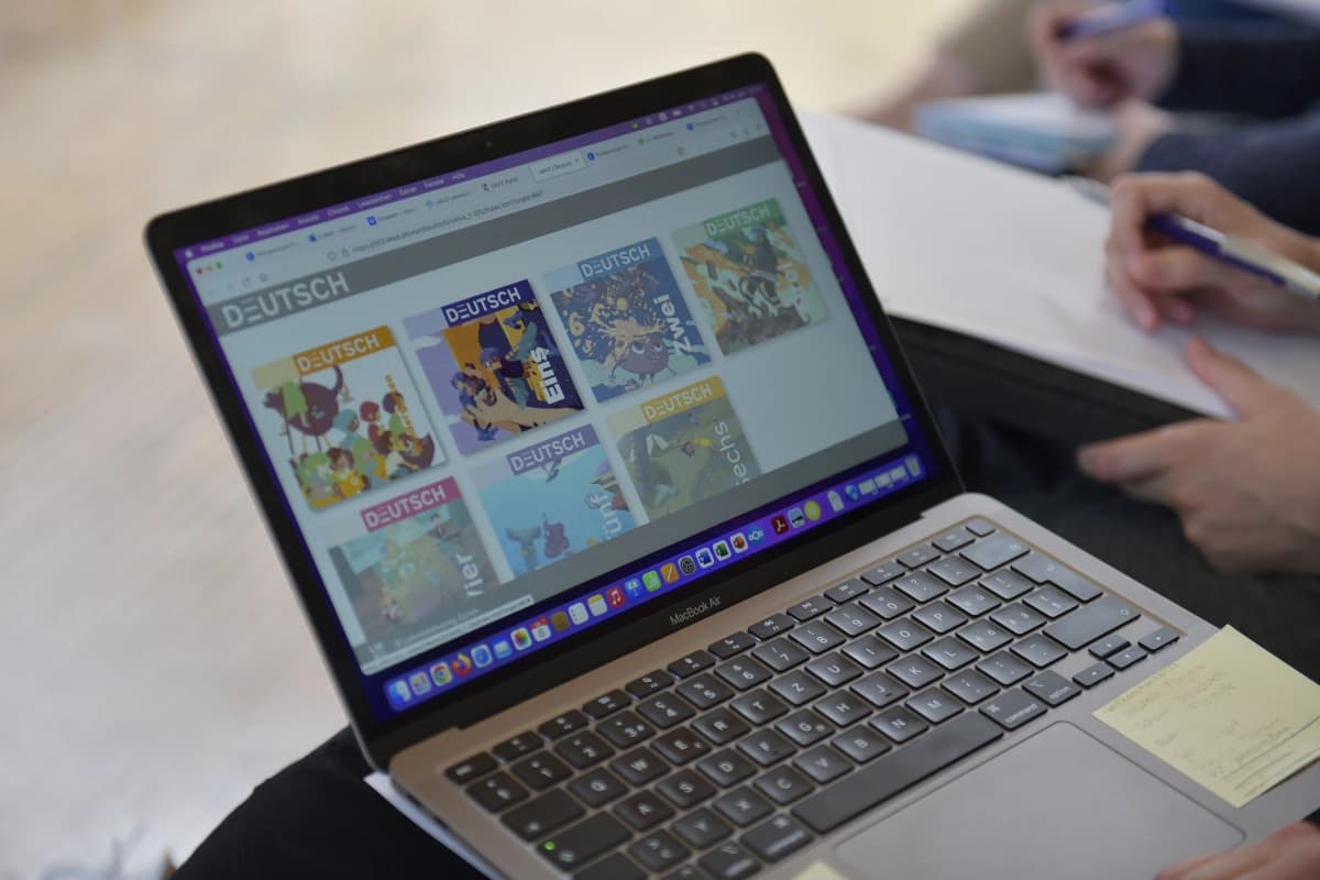 Ein Bildschirm eines Laptops mit Covers von Lehrmittelns.