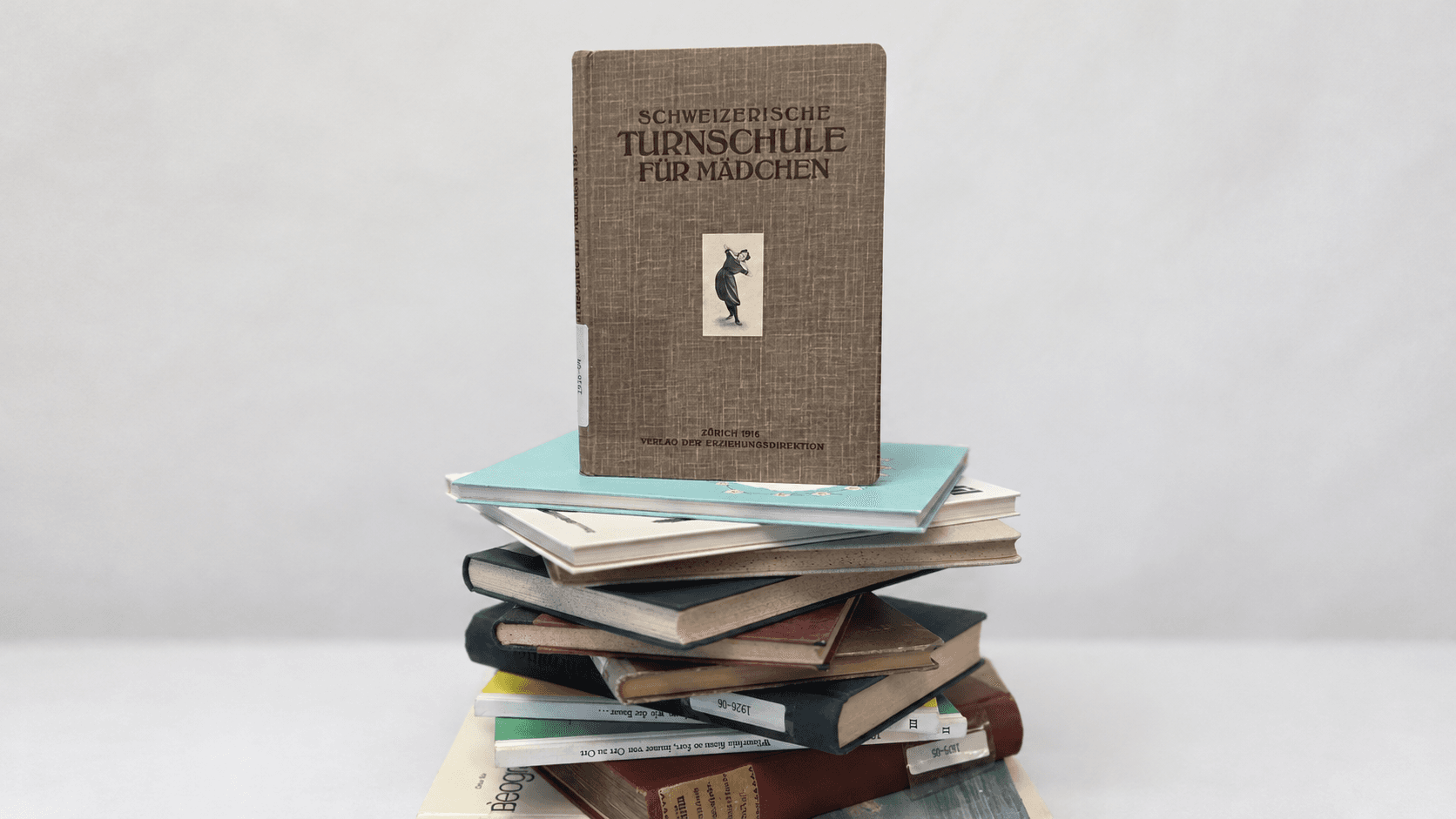 Buchstapel Turnen in Rockhosen 