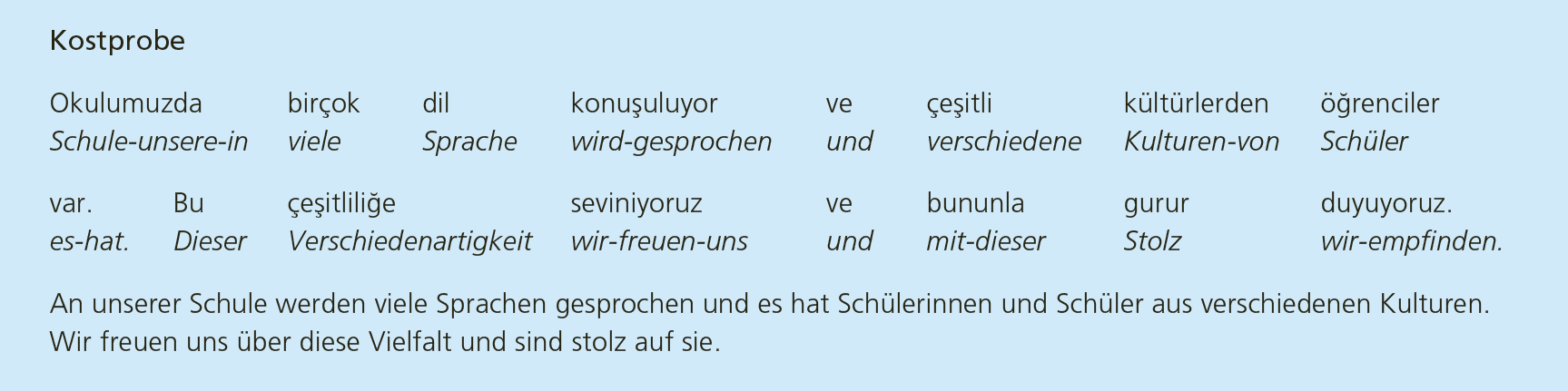 Kostprobe Türkisch, bestehend aus den folgenden zwei Sätzen: An unserer Schule werden viele Sprachen gesprochen und es hat Schülerinnen und Schüler aus verschiedenen Kulturen. Wir freuen uns über diese Vielfalt und sind stolz auf sie.