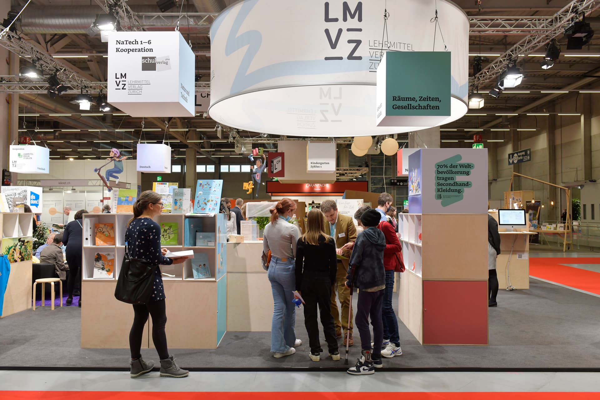 Messehalle mit Stand des LMVZ