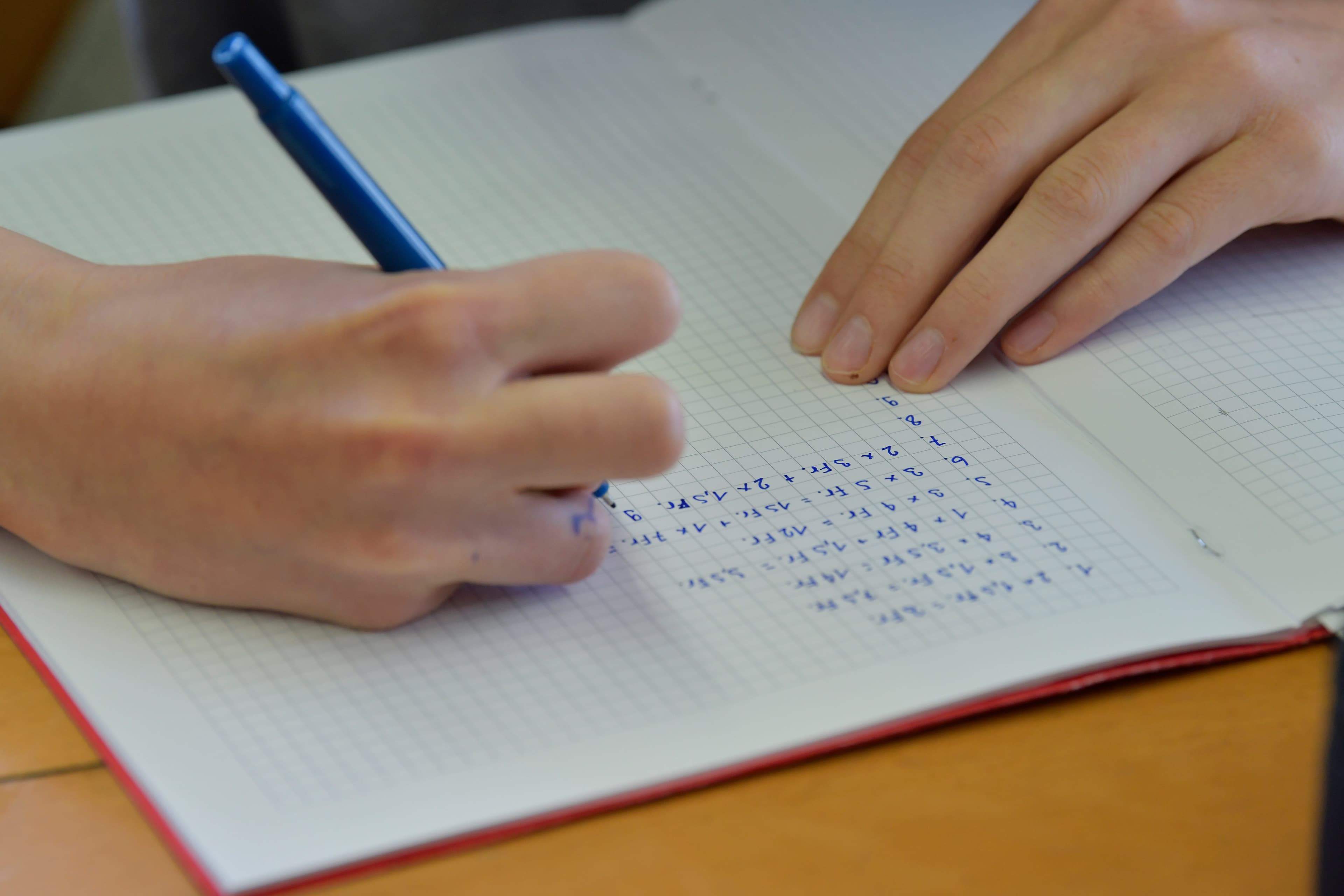 Vier Jugendliche im Klassenzimmer