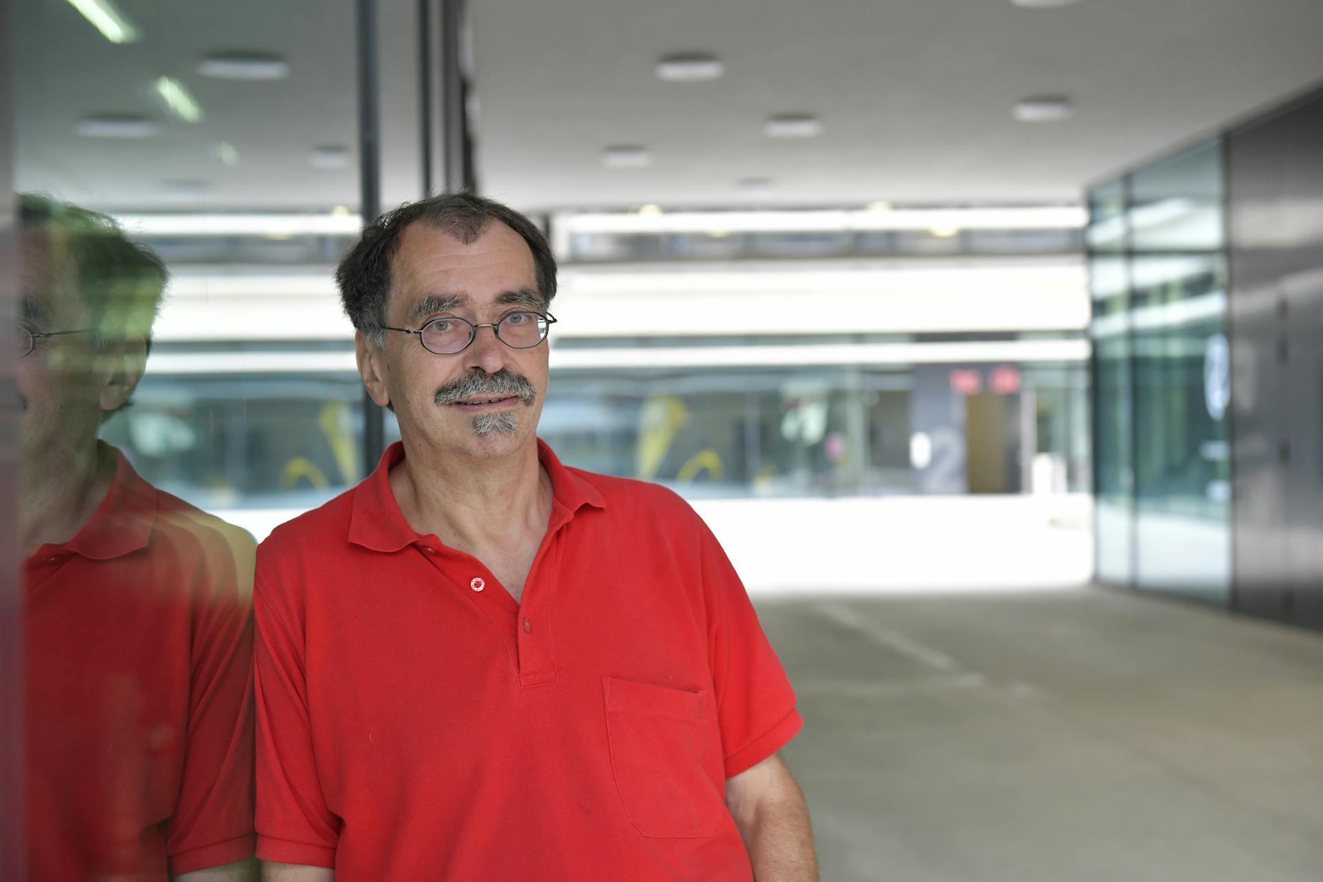 Sprachwissenschaftler Prof. Dr. Dr. hc. Peter Gallmann in rotem Poloshirt